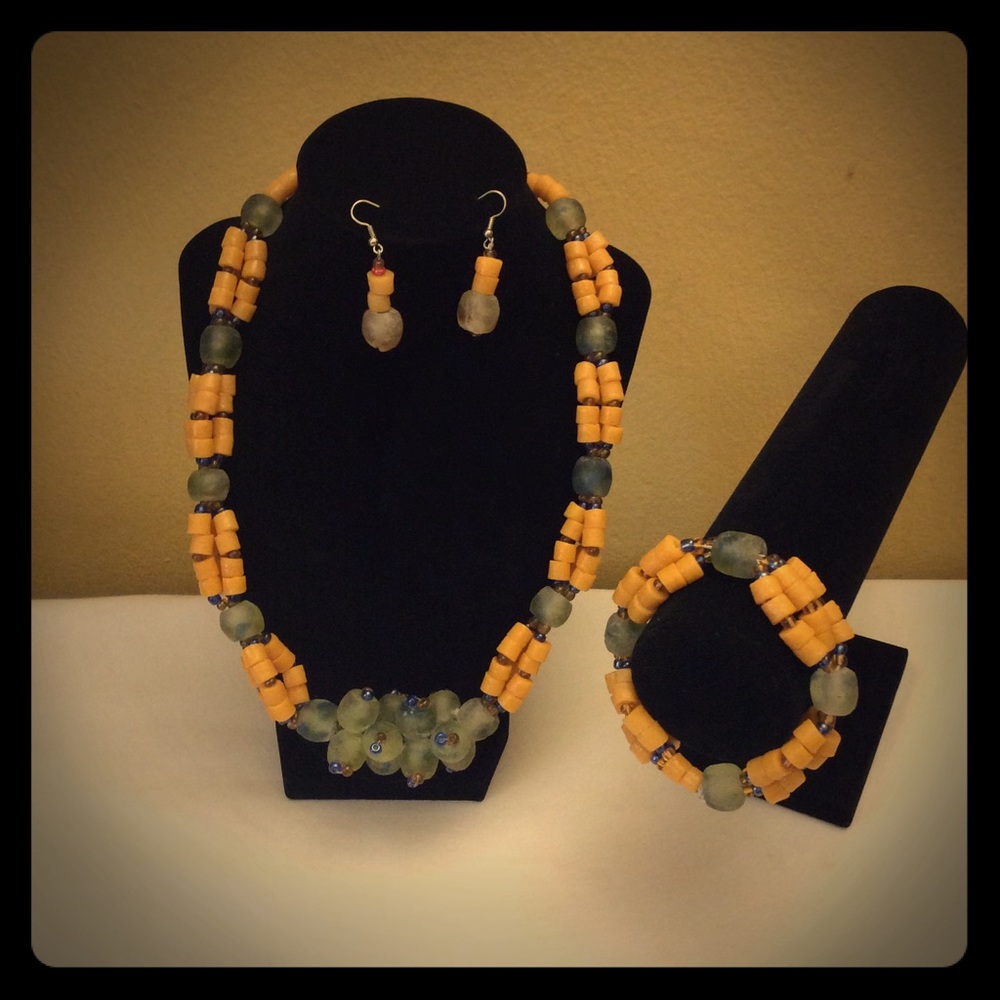 Set of necklace, bracelet & earrings beads jewelry